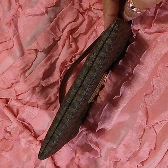 Micheal Kors wristlet - Picture 3 of 8